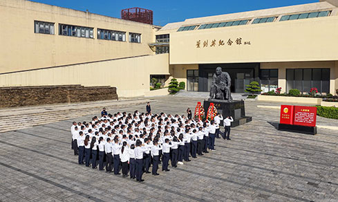 “賡續(xù)紅色血脈 踐行實干擔當” <br>重溫入黨誓詞